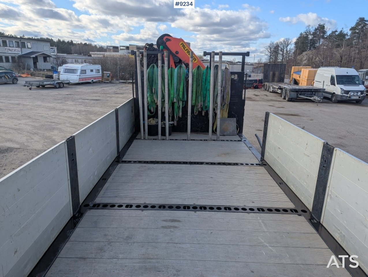 Crane Truck Volvo FM 330 4X2 with tail lift - Dropside/ Flatbed truck, Crane truck: picture 5 Crane Truck Volvo FM 330 4X2 with tail lift - Dropside/ Flatbed truck, Crane truck: picture 5