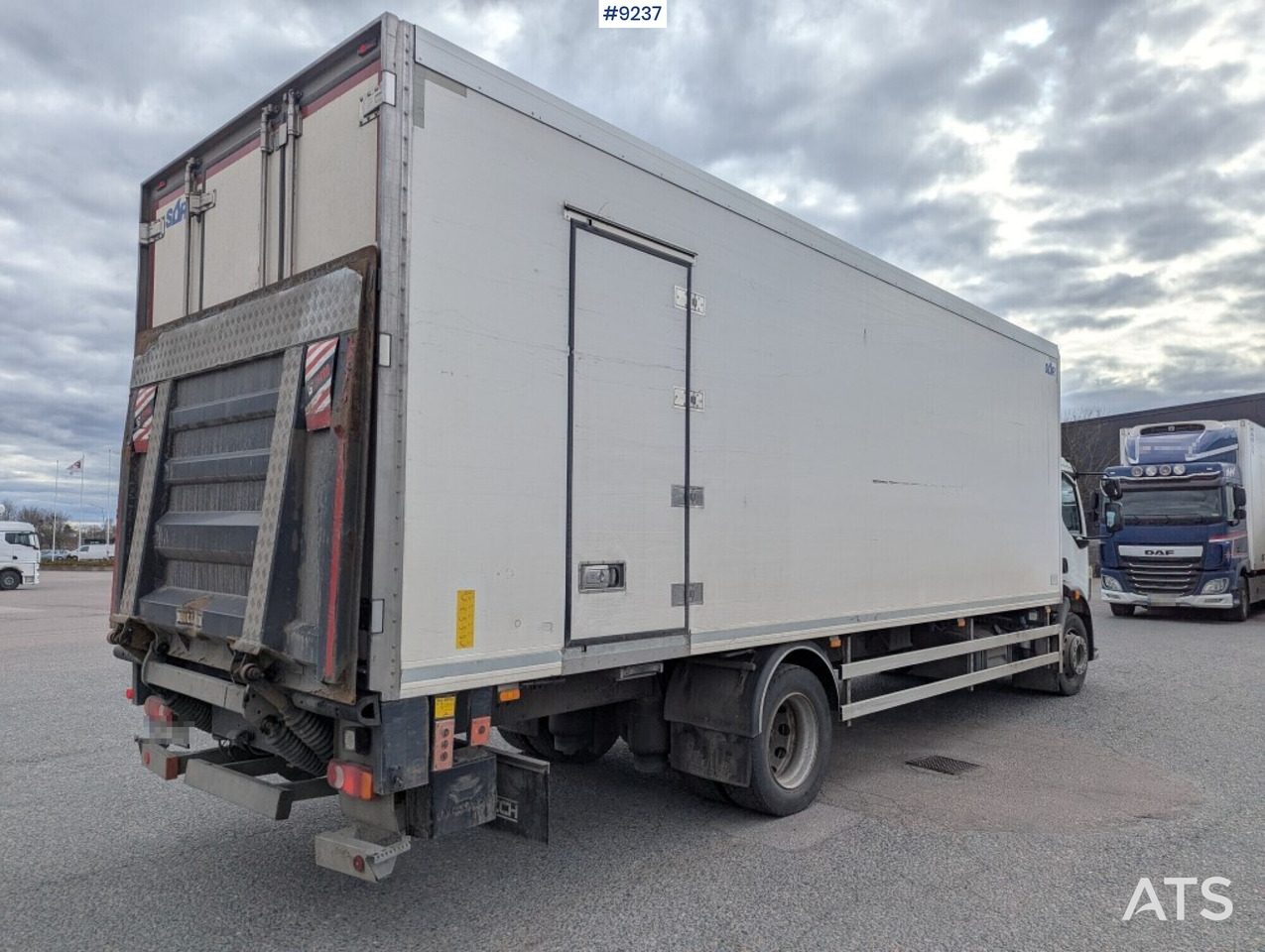 Refrigerated Box truck Volvo FL 260 4X2 with tail lift (SEE VIDEO) - Refrigerator truck: picture 4 Refrigerated Box truck Volvo FL 260 4X2 with tail lift (SEE VIDEO) - Refrigerator truck: picture 4