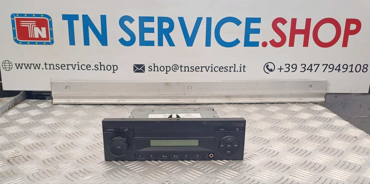 Autoradio Mercedes-Benz Actros MP4 - Electrical system: picture 1 Autoradio Mercedes-Benz Actros MP4 - Electrical system: picture 1