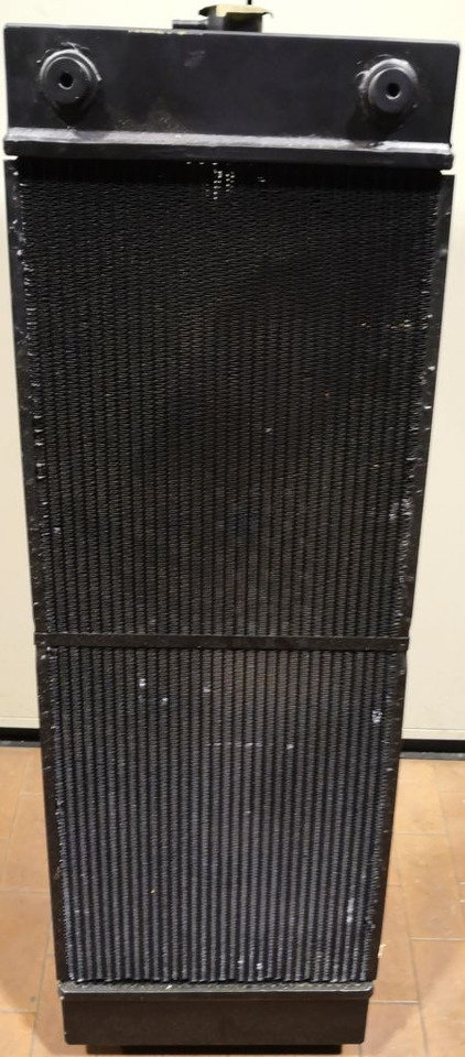 RADIATORE NEW HOLLAND E265C E305C LB05P00028S001 - Radiator: picture 3 RADIATORE NEW HOLLAND E265C E305C LB05P00028S001 - Radiator: picture 3