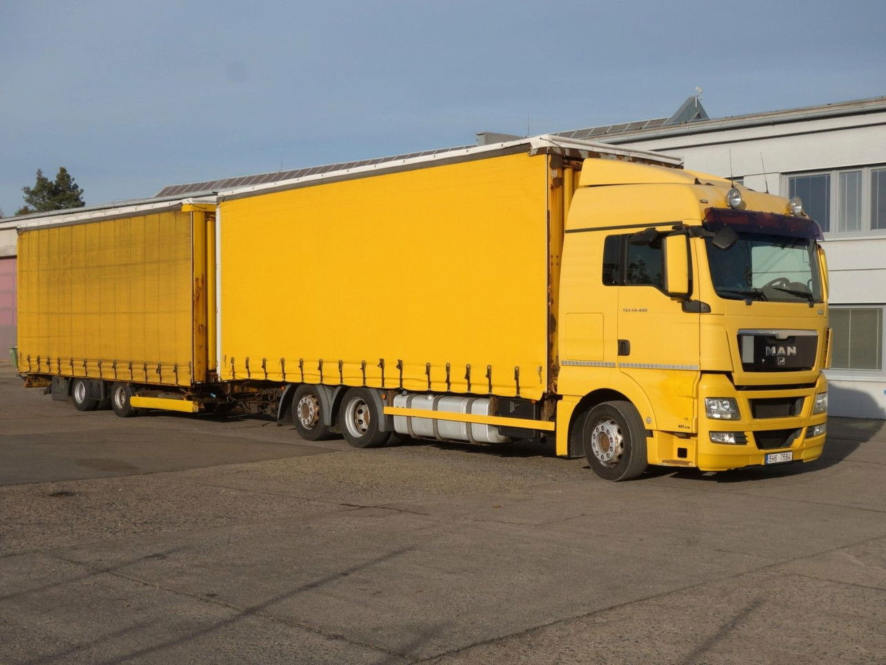 MAN TGX 24.400 EEV 6x2 + Anhänger Krone 120m3 - Curtainsider truck: picture 2 MAN TGX 24.400 EEV 6x2 + Anhänger Krone 120m3 - Curtainsider truck: picture 2