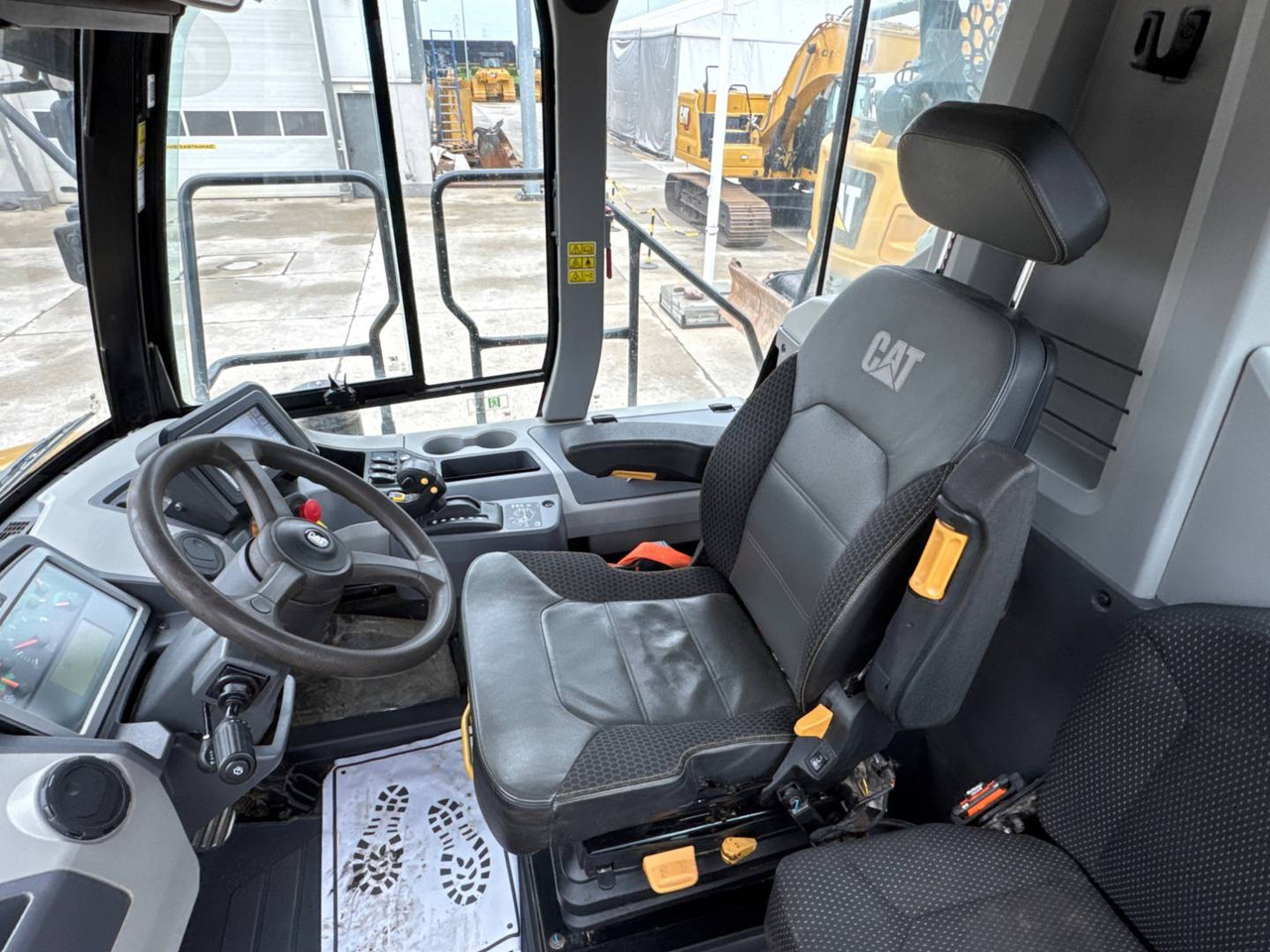 Articulated dumper CAT 730: picture 12