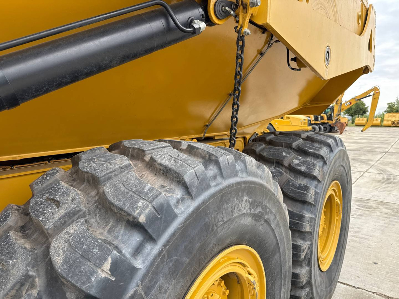 Articulated dumper CAT 730: picture 20