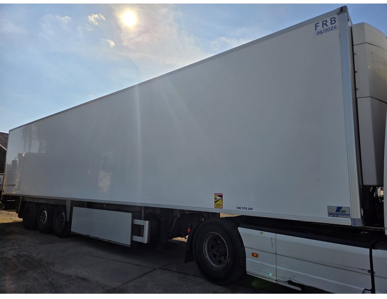 FRUHEAUF FST4 REFRIGERATED SEMITRAILER 3 AXLE MEAT RAILS THERMOKING SLX E 300 30 - Refrigerator semi-trailer: picture 3 FRUHEAUF FST4 REFRIGERATED SEMITRAILER 3 AXLE MEAT RAILS THERMOKING SLX E 300 30 - Refrigerator semi-trailer: picture 3