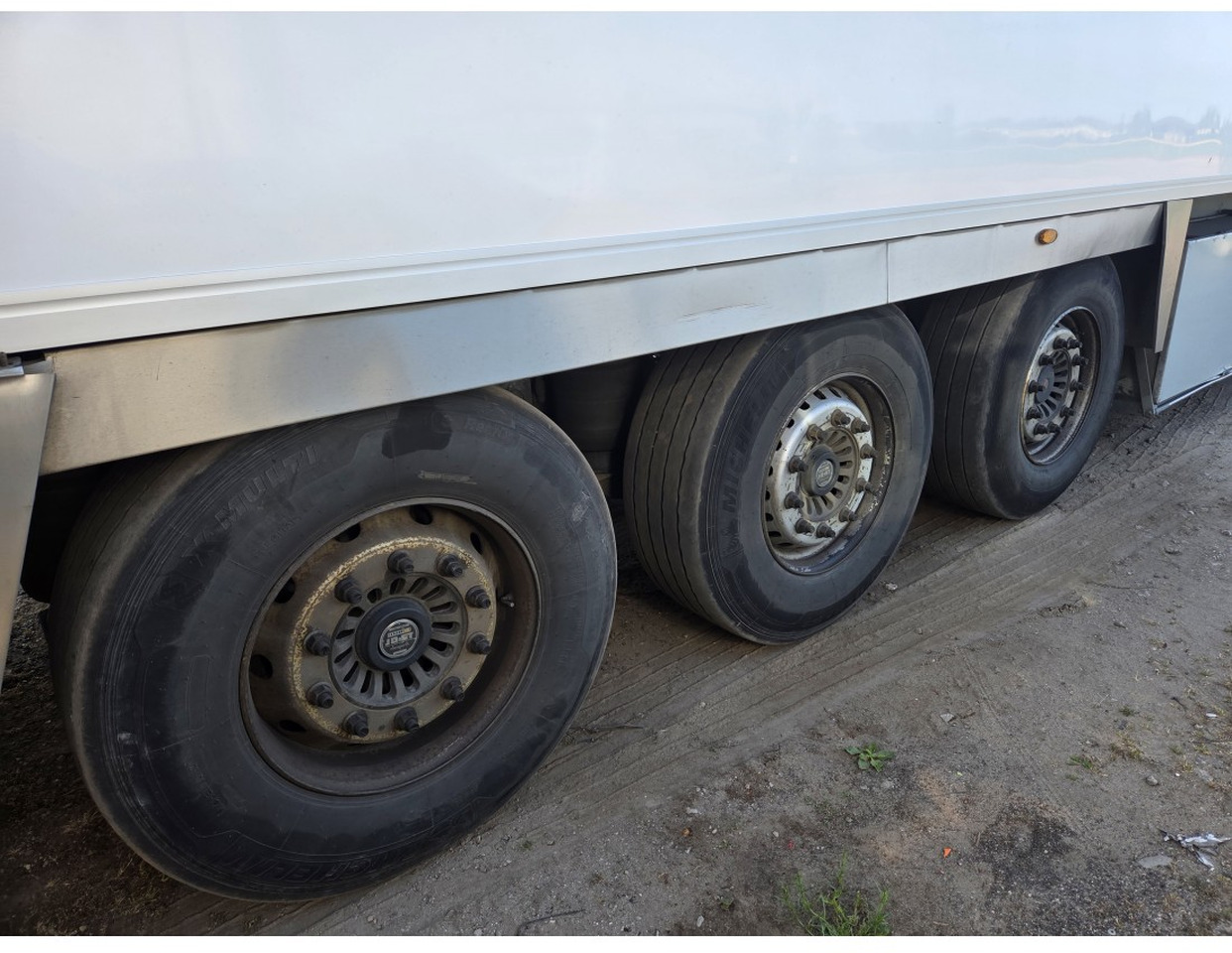 FRUHEAUF FST4 REFRIGERATED SEMITRAILER 3 AXLE MEAT RAILS THERMOKING SLX E 300 30 - Refrigerator semi-trailer: picture 5 FRUHEAUF FST4 REFRIGERATED SEMITRAILER 3 AXLE MEAT RAILS THERMOKING SLX E 300 30 - Refrigerator semi-trailer: picture 5