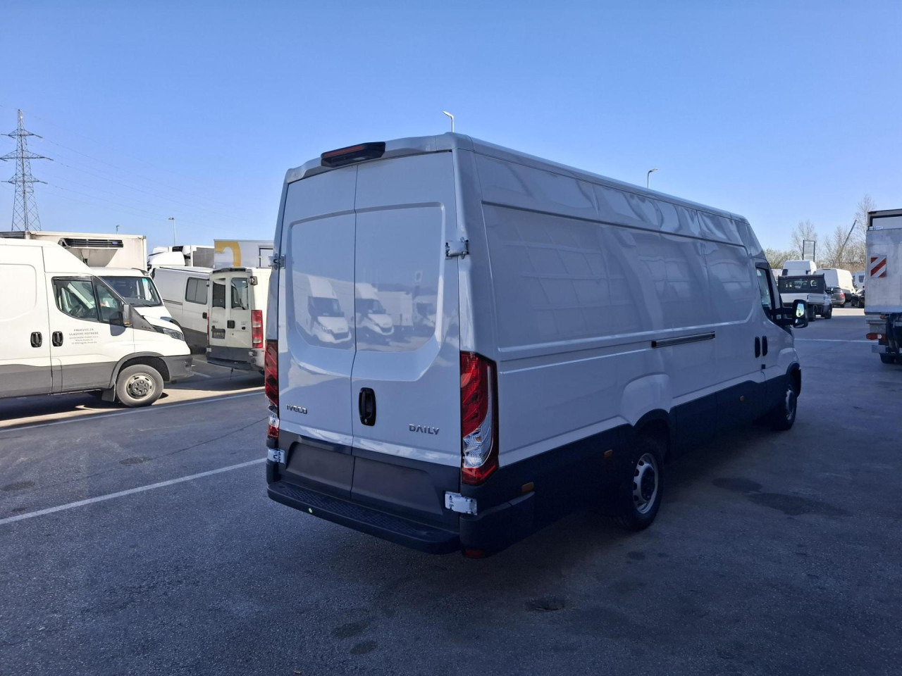 IVECO Daily 35S14V - Passenger van: picture 4 IVECO Daily 35S14V - Passenger van: picture 4