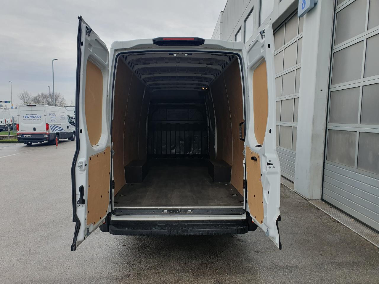 IVECO Daily 35S16 - Passenger van: picture 5 IVECO Daily 35S16 - Passenger van: picture 5