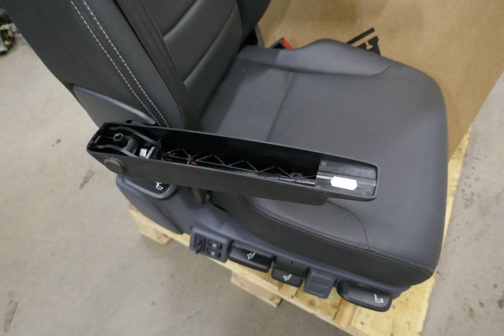 Scania V8 passagerarstol - Cab for Truck: picture 2 Scania V8 passagerarstol - Cab for Truck: picture 2