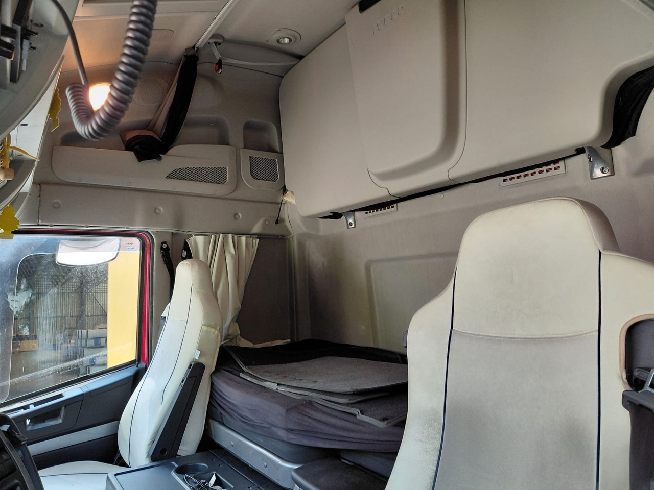 Curtainsider truck Iveco 260S42 Stralis, 6x2, Retarder, Euro 6, 7.80m box: picture 17 Curtainsider truck Iveco 260S42 Stralis, 6x2, Retarder, Euro 6, 7.80m box: picture 17