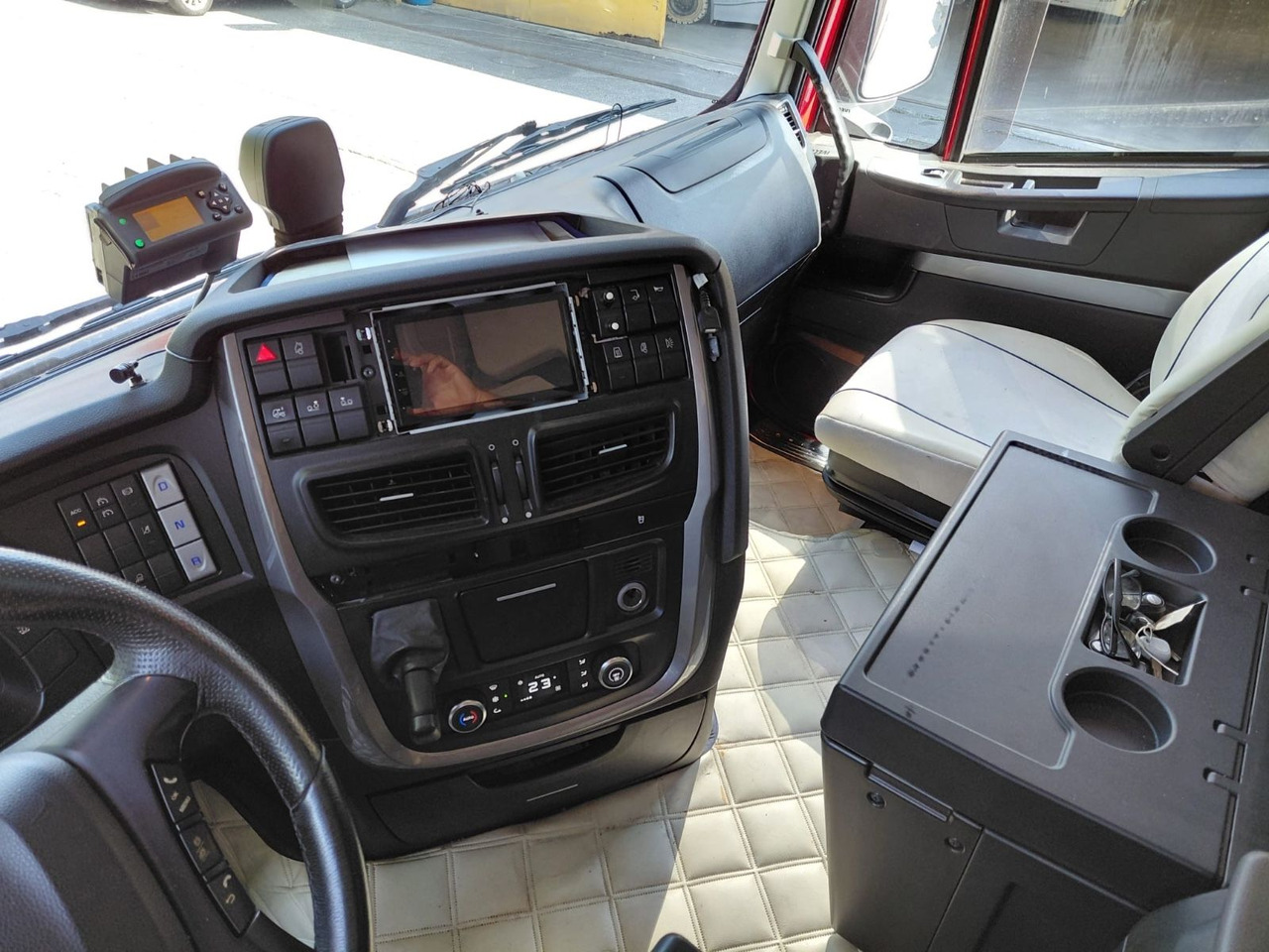 Curtainsider truck Iveco 260S42 Stralis, 6x2, Retarder, Euro 6, 7.80m box: picture 16 Curtainsider truck Iveco 260S42 Stralis, 6x2, Retarder, Euro 6, 7.80m box: picture 16