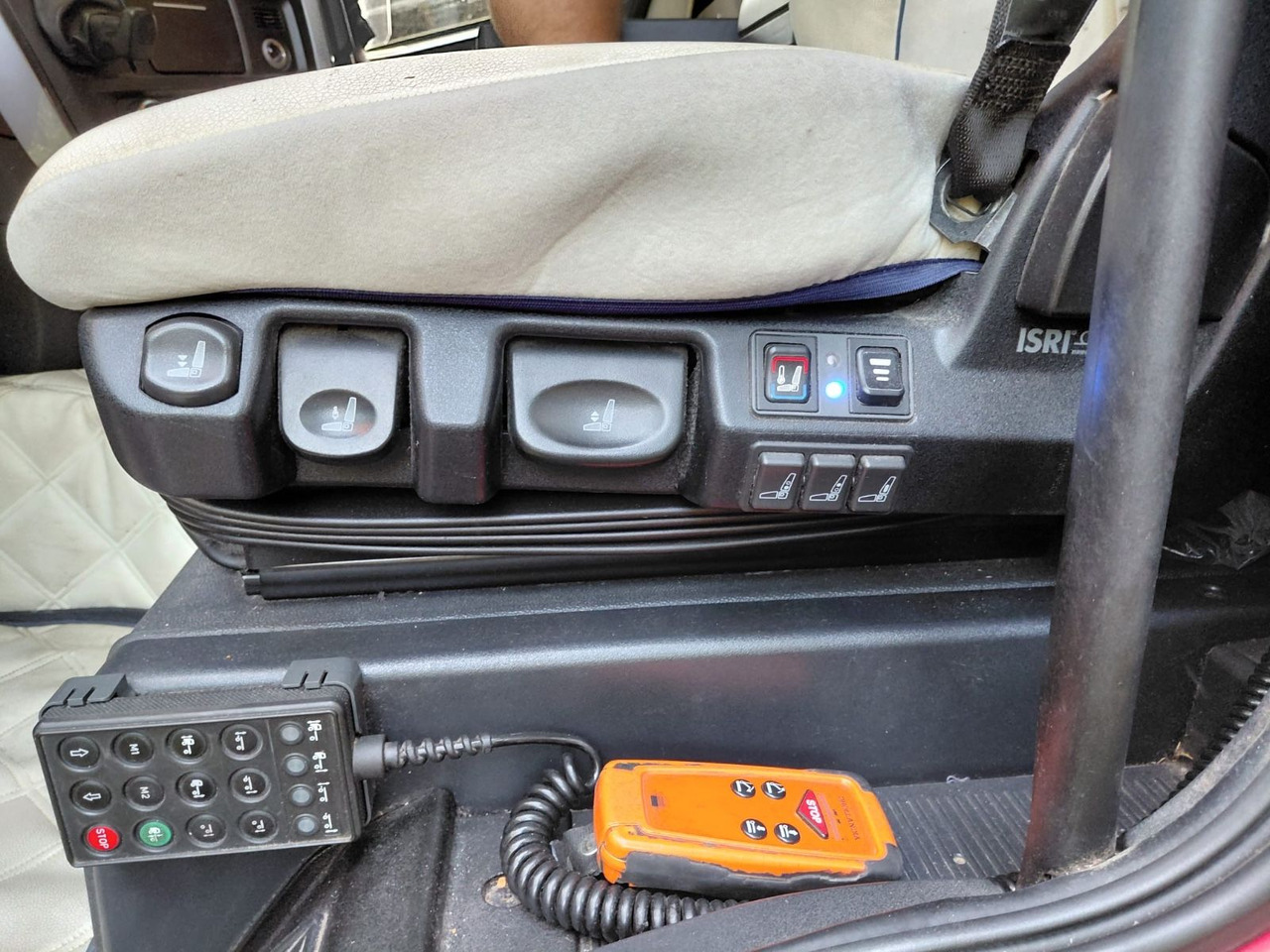 Curtainsider truck Iveco 260S42 Stralis, 6x2, Retarder, Euro 6, 7.80m box: picture 19 Curtainsider truck Iveco 260S42 Stralis, 6x2, Retarder, Euro 6, 7.80m box: picture 19