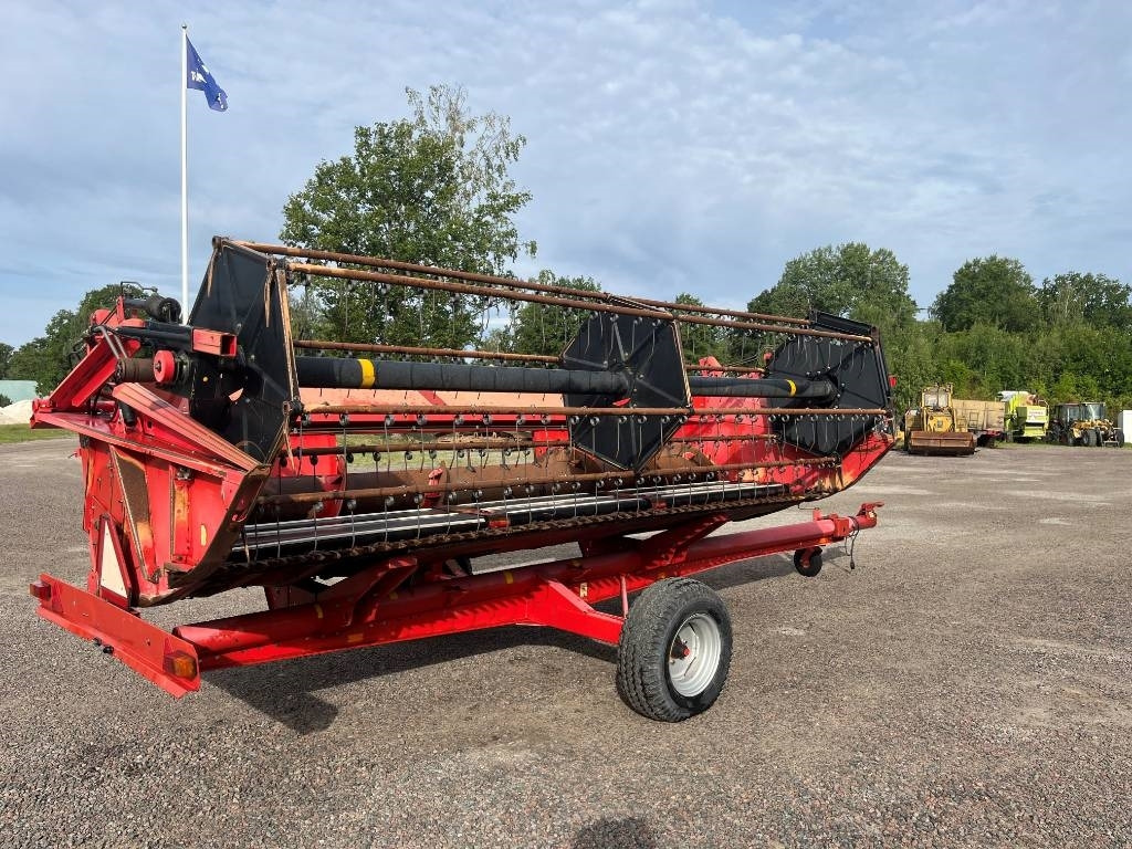 Massey Ferguson MF 32 Skärbord / Header - Harvester attachment: picture 1 Massey Ferguson MF 32 Skärbord / Header - Harvester attachment: picture 1