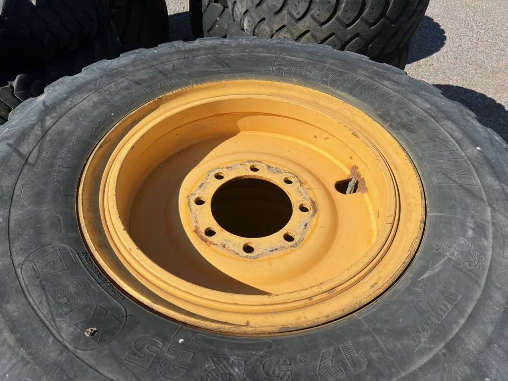 Michelin XHA 17,5-R25 till Volvo L50E C D B - Tire for Construction machinery: picture 4 Michelin XHA 17,5-R25 till Volvo L50E C D B - Tire for Construction machinery: picture 4
