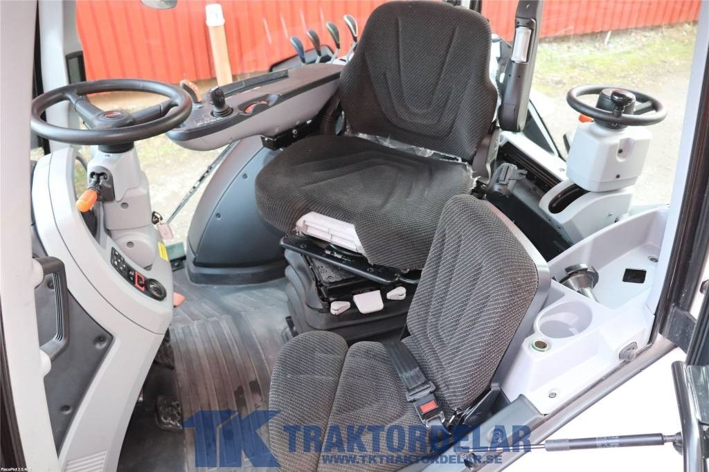 Valmet N124 - Cab for Farm tractor: picture 5 Valmet N124 - Cab for Farm tractor: picture 5