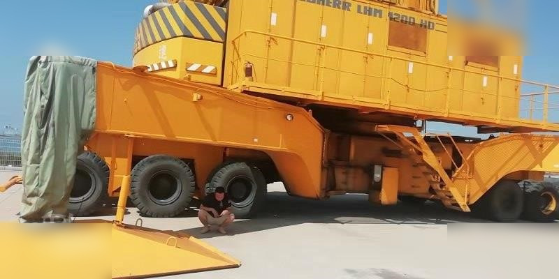 1994 LIEBHERR LHM1200HD - Self-erecting tower crane: picture 1 1994 LIEBHERR LHM1200HD - Self-erecting tower crane: picture 1