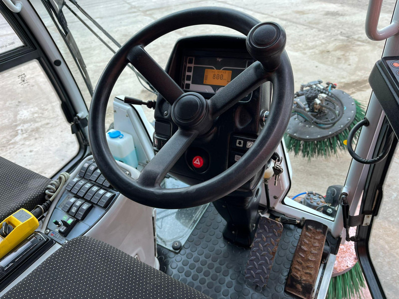 Road sweeper Dulevo 2000 SKY FIRST REGISTRATION 09.2015: picture 17