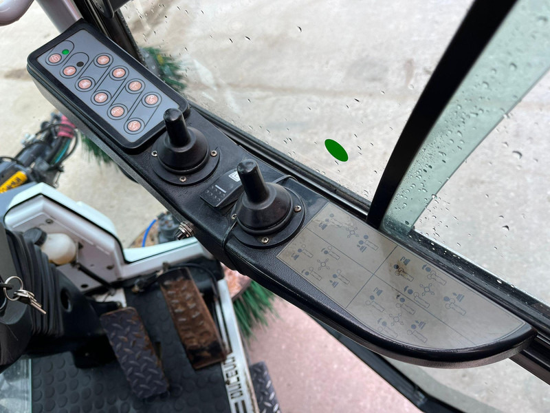 Road sweeper Dulevo 2000 SKY FIRST REGISTRATION 09.2015: picture 19