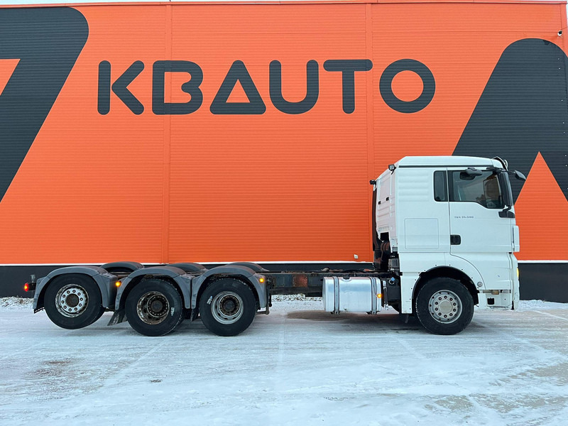 MAN TGX 35.540 8x4*4 9 TON FRONT AXLE / HYDRAULICS / PTO / INTARDER / CHASSIS L=6850 mm - Cab chassis truck: picture 5 MAN TGX 35.540 8x4*4 9 TON FRONT AXLE / HYDRAULICS / PTO / INTARDER / CHASSIS L=6850 mm - Cab chassis truck: picture 5