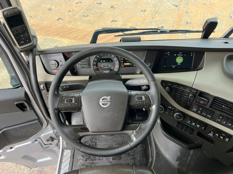 Cab chassis truck Volvo FH 750 6x4 CHASSIS L=6970 / RETARDER / PTO / TANDEM AXLE LIFT: picture 14 Cab chassis truck Volvo FH 750 6x4 CHASSIS L=6970 / RETARDER / PTO / TANDEM AXLE LIFT: picture 14