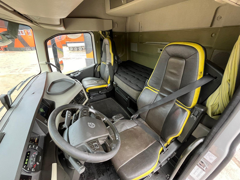 Cab chassis truck Volvo FH 750 6x4 CHASSIS L=6970 / RETARDER / PTO / TANDEM AXLE LIFT: picture 18 Cab chassis truck Volvo FH 750 6x4 CHASSIS L=6970 / RETARDER / PTO / TANDEM AXLE LIFT: picture 18