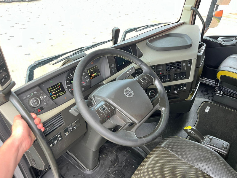 Cab chassis truck Volvo FH 750 6x4 CHASSIS L=6970 / RETARDER / PTO / TANDEM AXLE LIFT: picture 13 Cab chassis truck Volvo FH 750 6x4 CHASSIS L=6970 / RETARDER / PTO / TANDEM AXLE LIFT: picture 13