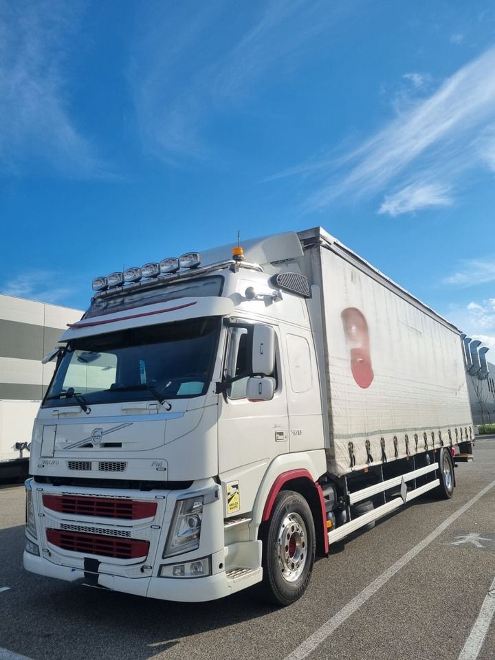 VOLVO FM - Curtainsider truck: picture 1 VOLVO FM - Curtainsider truck: picture 1