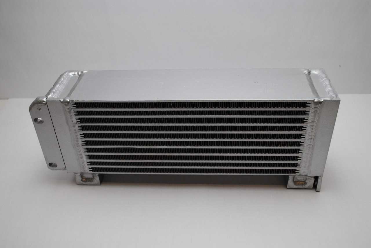 Oliekoeler 04102800 / 04281090 voor Deutz BF4L2011, D2011 L04 I, TD2011 - Oil cooler for Construction machinery: picture 1 Oliekoeler 04102800 / 04281090 voor Deutz BF4L2011, D2011 L04 I, TD2011 - Oil cooler for Construction machinery: picture 1