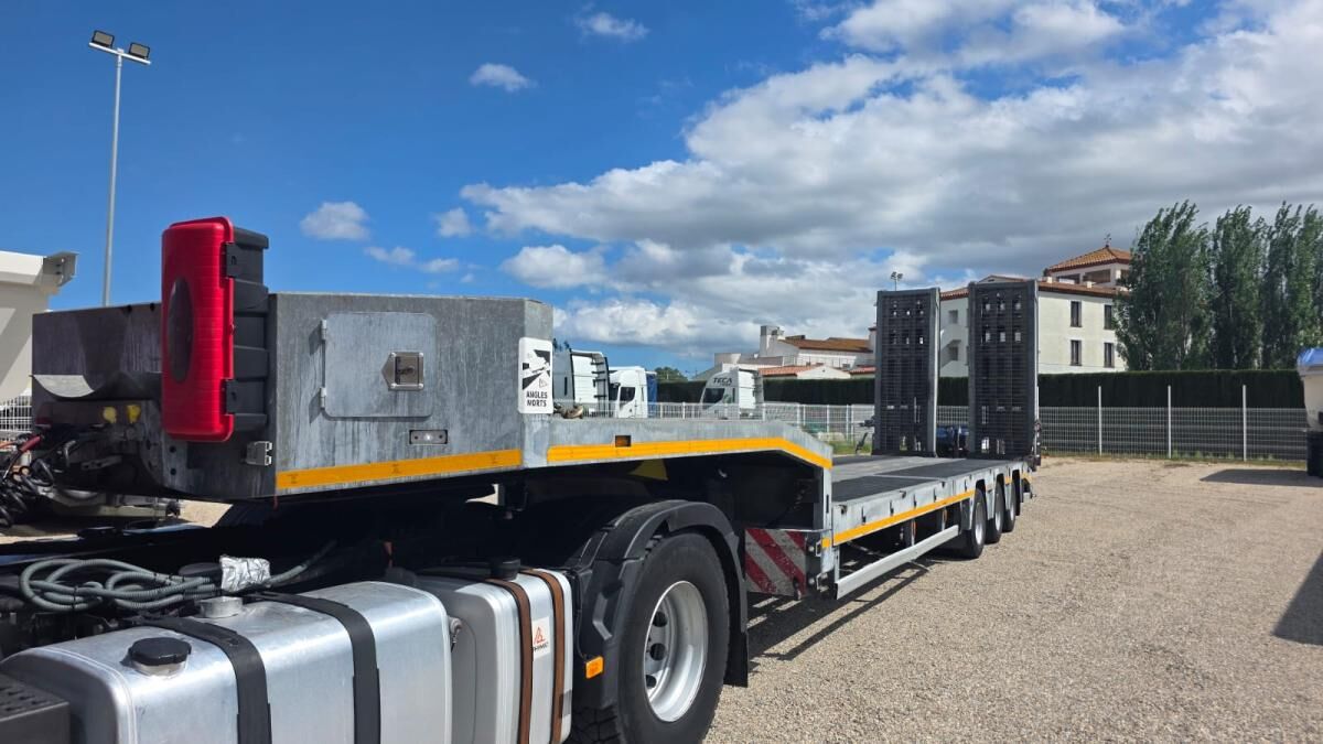 ALIM TREYLER ALM3 - Low loader semi-trailer: picture 3 ALIM TREYLER ALM3 - Low loader semi-trailer: picture 3