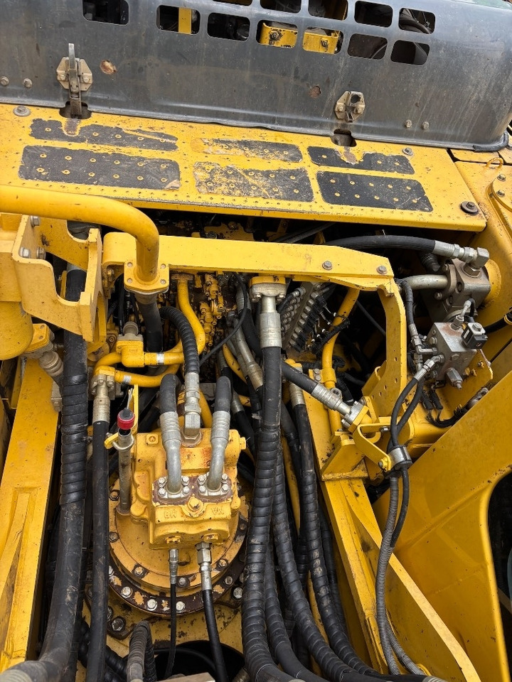 Crawler excavator Komatsu PC 360 LC-10: picture 22