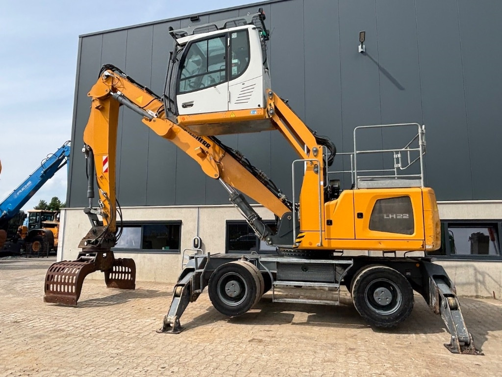Liebherr LH 22 - LH 24 - LH22 - Waste/ Industry handler: picture 2 Liebherr LH 22 - LH 24 - LH22 - Waste/ Industry handler: picture 2