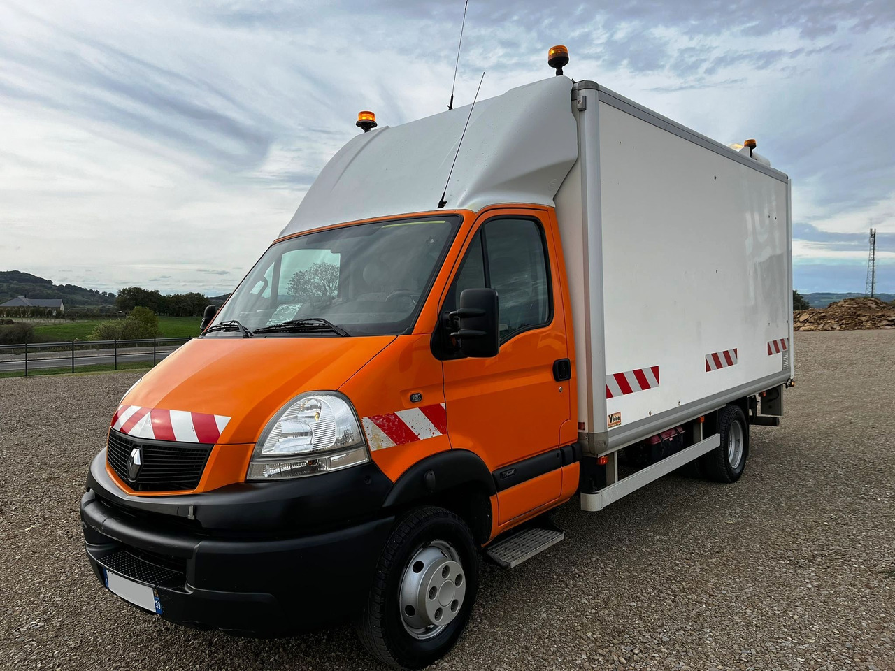 RENAULT Mascott DCI 160 CAISSE + HAYON - Box truck: picture 2 RENAULT Mascott DCI 160 CAISSE + HAYON - Box truck: picture 2