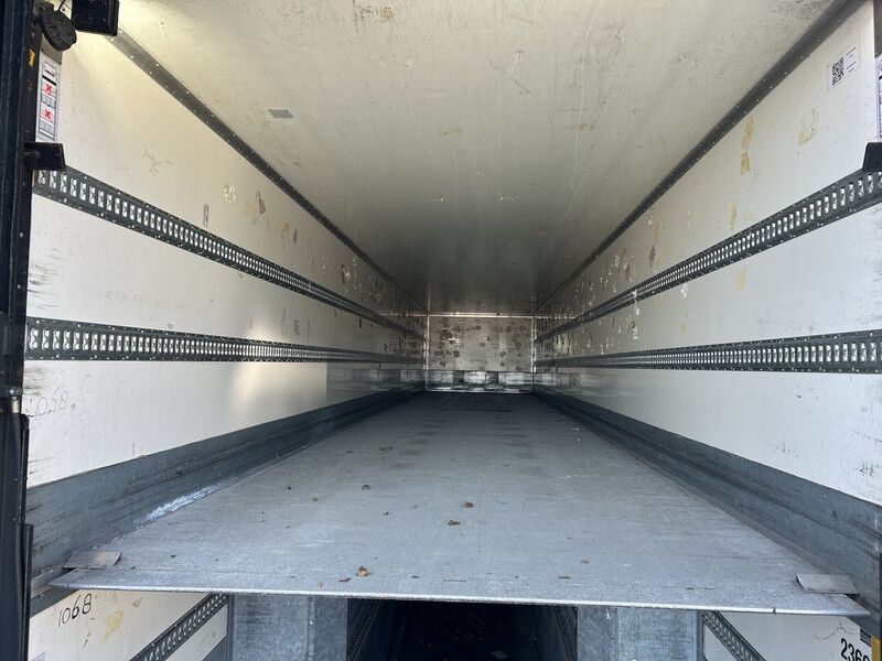 BURGERS 0 DGPL / Double Stock / Race Trailer / Box / Big Loadlift 2500 kg - Closed box semi-trailer: picture 4 BURGERS 0 DGPL / Double Stock / Race Trailer / Box / Big Loadlift 2500 kg - Closed box semi-trailer: picture 4