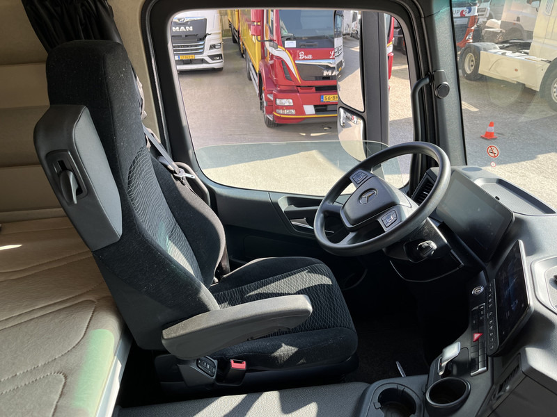 Mercedes-Benz Actros 2124 / 2023 / 18 Ton / Box / Laadklep - Box truck: picture 3 Mercedes-Benz Actros 2124 / 2023 / 18 Ton / Box / Laadklep - Box truck: picture 3