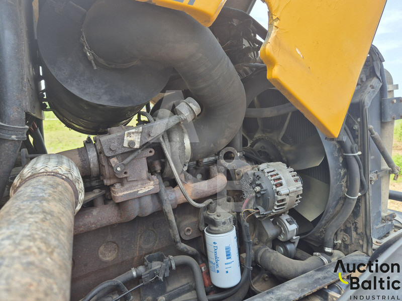 Farm tractor JCB Fastrac 3220: picture 12