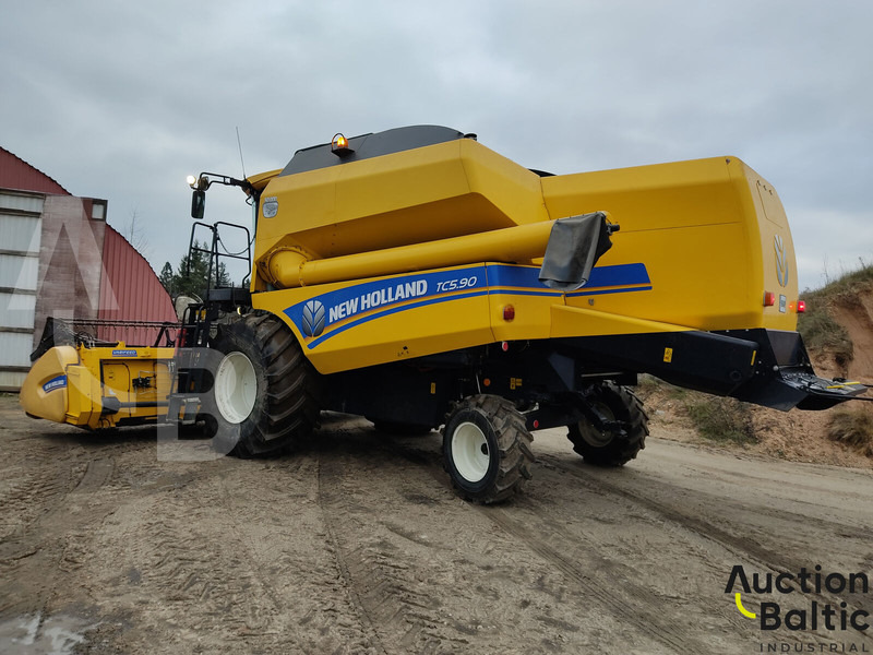 New Holland TC 5.90 - Combine harvester: picture 5 New Holland TC 5.90 - Combine harvester: picture 5