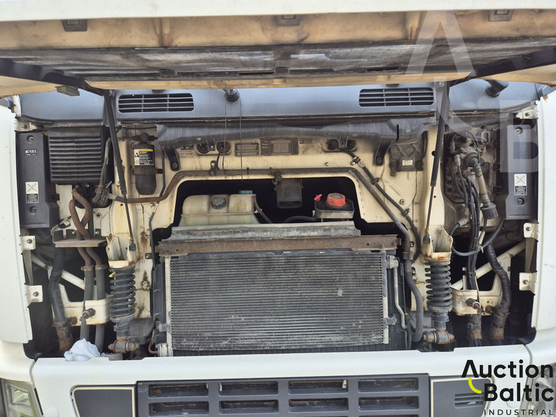 Tractor unit Volvo FH12: picture 7