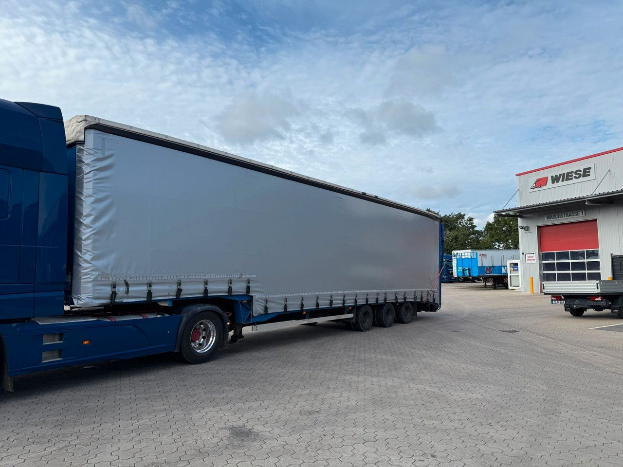 Dinkel Gabelstapler-Transporter mit Rampe - Curtainsider semi-trailer: picture 2 Dinkel Gabelstapler-Transporter mit Rampe - Curtainsider semi-trailer: picture 2