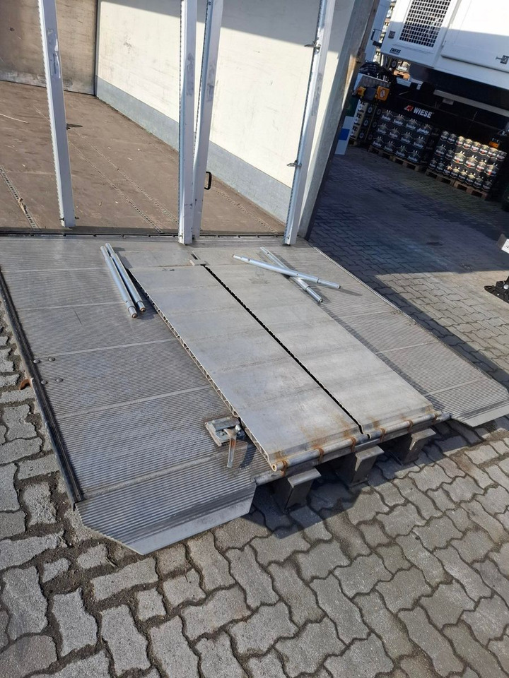 Getränke Abrollcontainer - Container transporter/ Swap body semi-trailer: picture 5 Getränke Abrollcontainer - Container transporter/ Swap body semi-trailer: picture 5