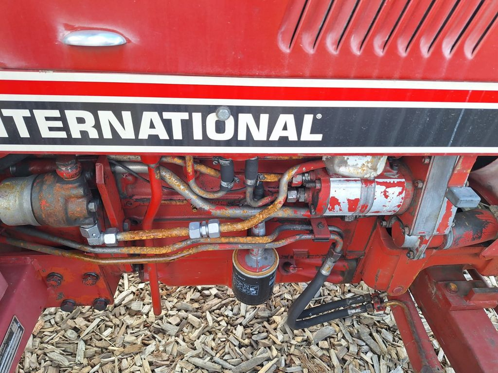 Farm tractor IHC 833 Allrad Kabine: picture 10