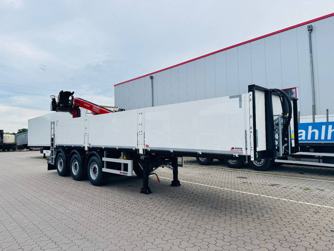 Wiese Baustoffauflieger - Heckkran Kran Fassi - Other machinery: picture 2 Wiese Baustoffauflieger - Heckkran Kran Fassi - Other machinery: picture 2