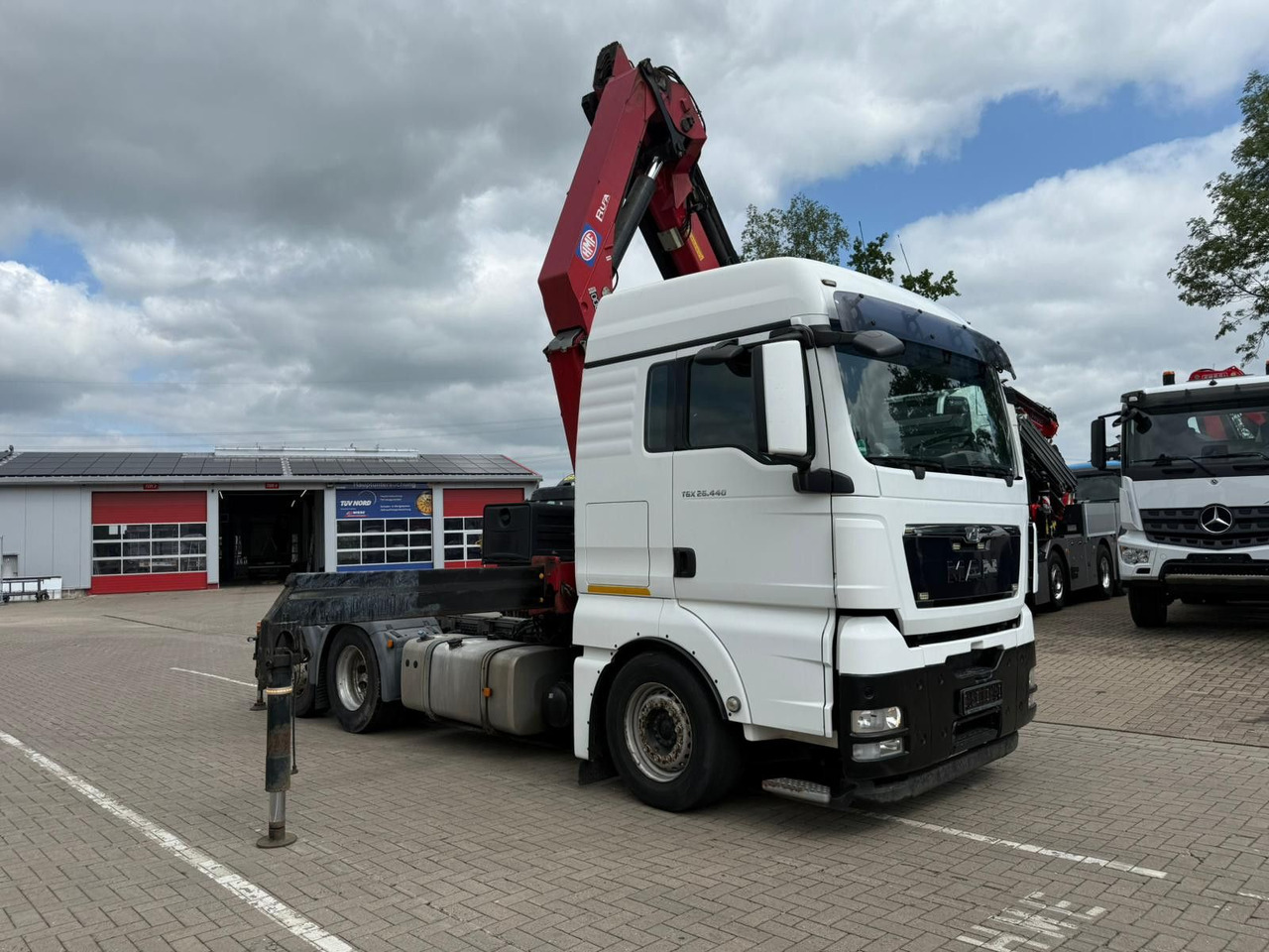 MAN TGX 26.440 6x2 mit HMF 3000-5 Kran TÜV NEU - Tractor unit: picture 2 MAN TGX 26.440 6x2 mit HMF 3000-5 Kran TÜV NEU - Tractor unit: picture 2