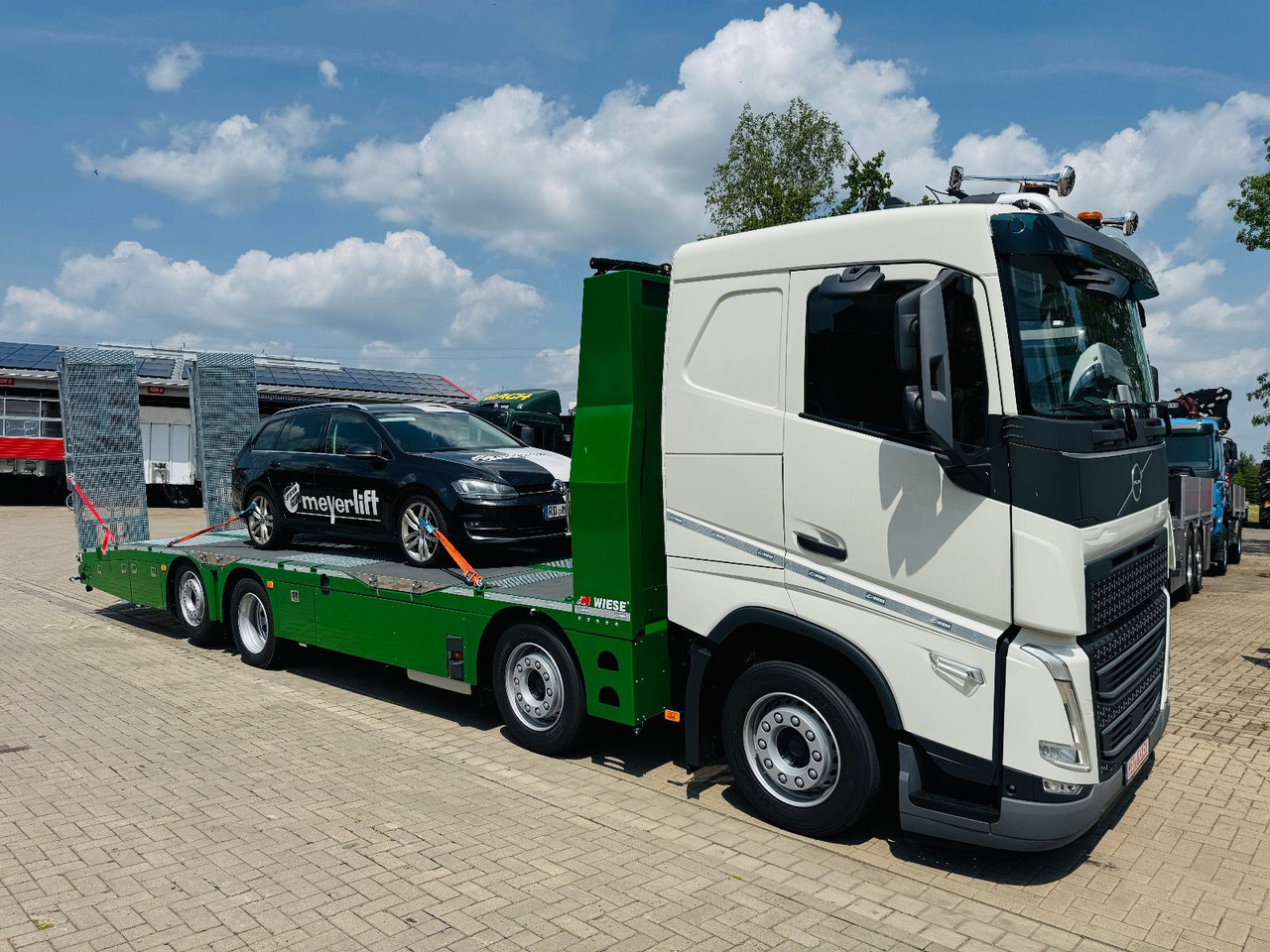 Volvo Arbeitsbühnen Baumaschinentransporter mit Rampen - Tow truck: picture 1 Volvo Arbeitsbühnen Baumaschinentransporter mit Rampen - Tow truck: picture 1