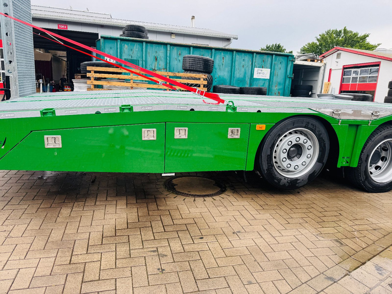 Dropside/ Flatbed truck Volvo Arbeitsbühnen Baumaschinentransporter mit Rampen: picture 10 Dropside/ Flatbed truck Volvo Arbeitsbühnen Baumaschinentransporter mit Rampen: picture 10