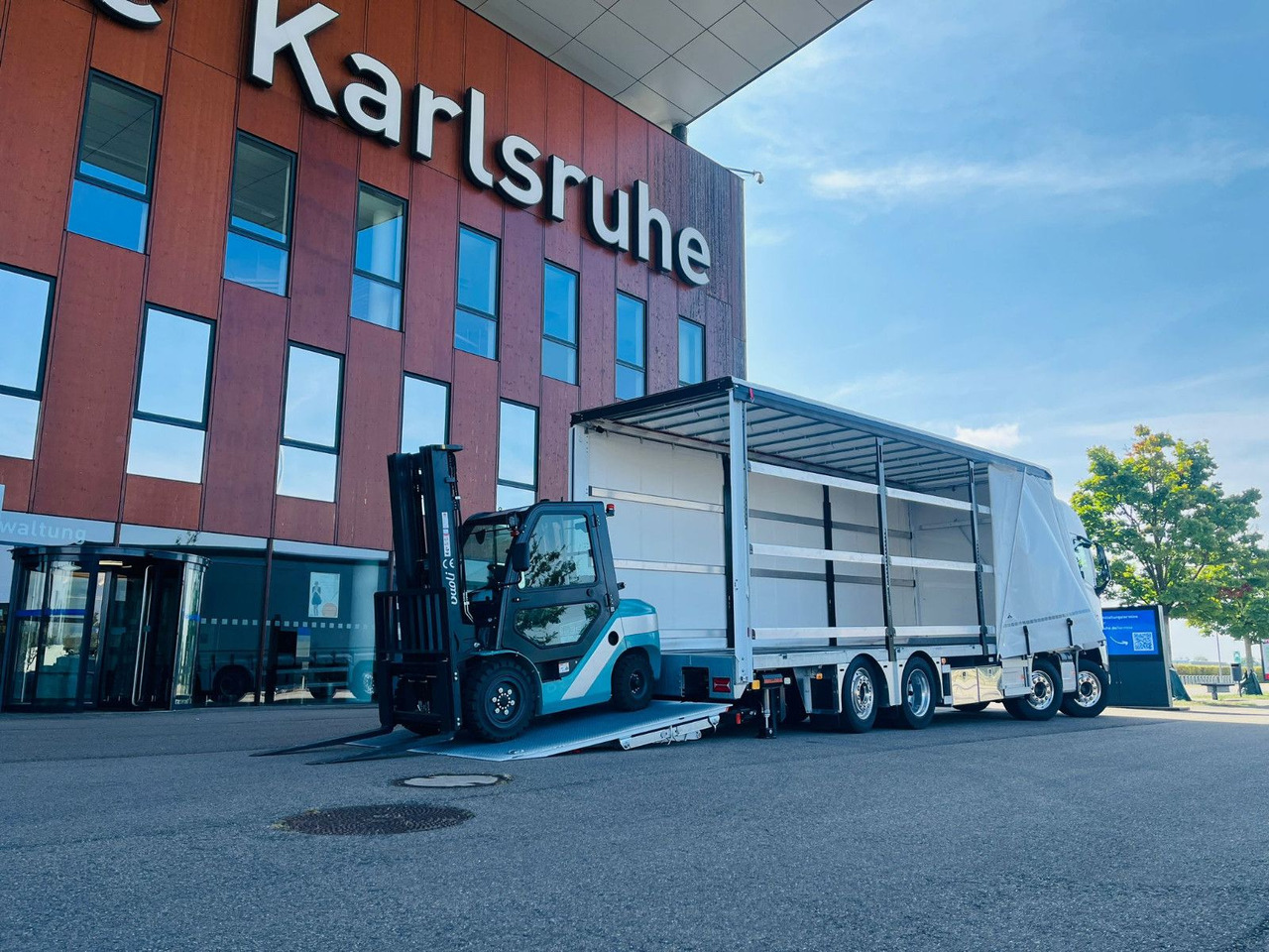 Volvo FH 500 Gabelstaplertransporter LBW 9t Dhollandia - Curtainsider truck: picture 5 Volvo FH 500 Gabelstaplertransporter LBW 9t Dhollandia - Curtainsider truck: picture 5