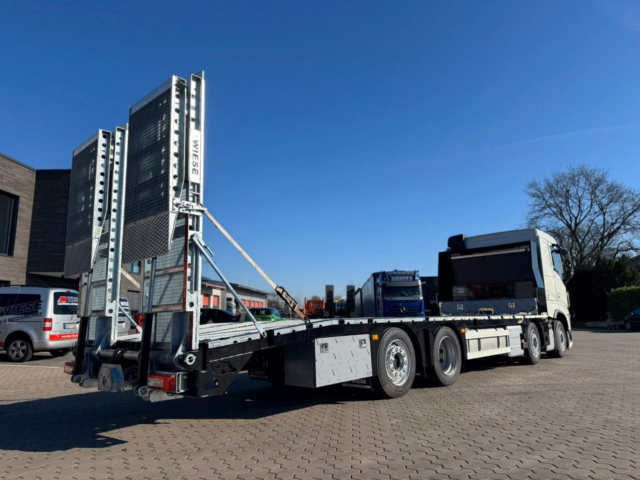 Volvo Maschinentransporter mit Rampen - Autotransporter truck: picture 3 Volvo Maschinentransporter mit Rampen - Autotransporter truck: picture 3