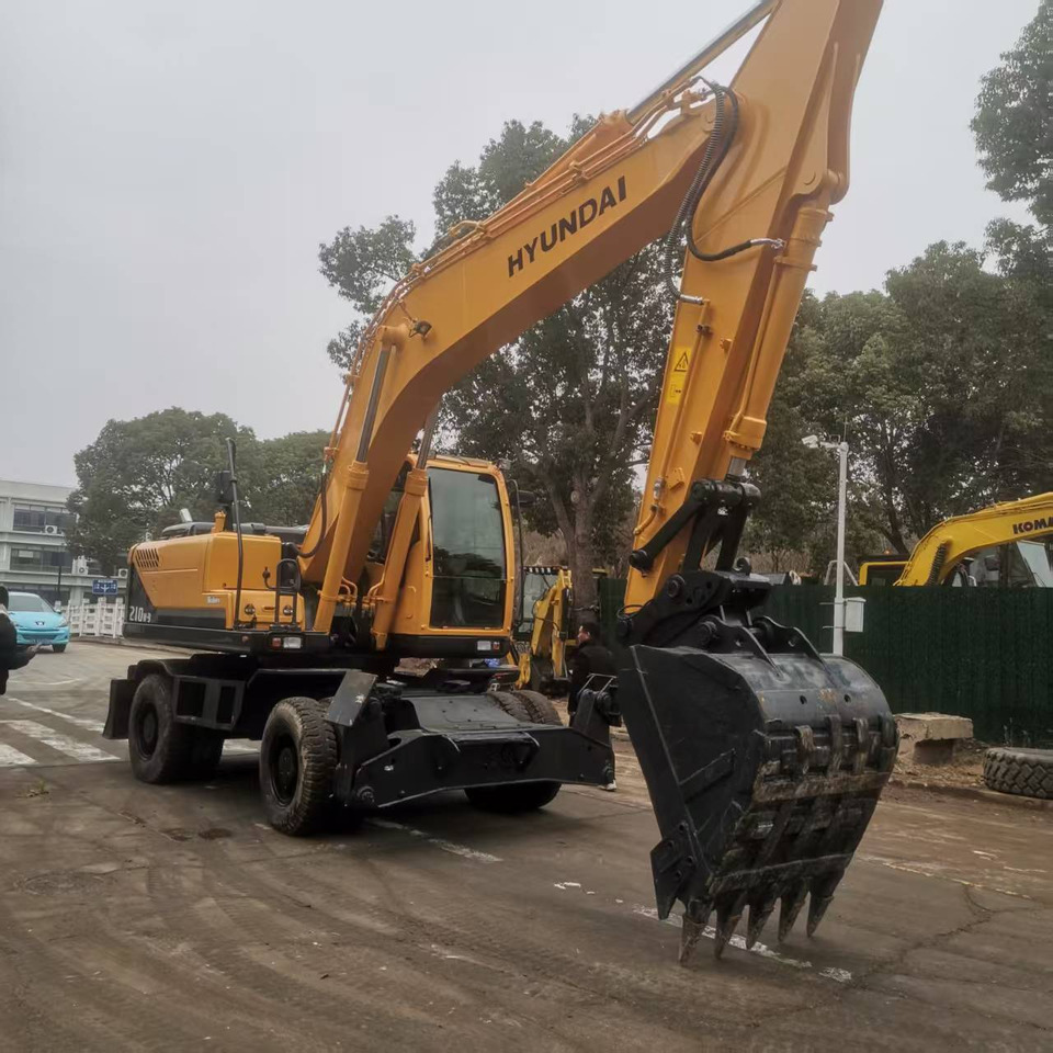 Hyundai R210W-9 - Wheel excavator: picture 3 Hyundai R210W-9 - Wheel excavator: picture 3