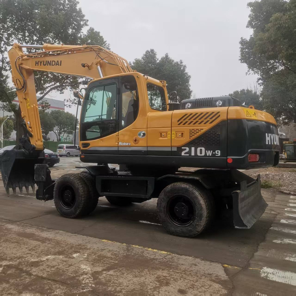 Hyundai R210W-9 - Wheel excavator: picture 2 Hyundai R210W-9 - Wheel excavator: picture 2