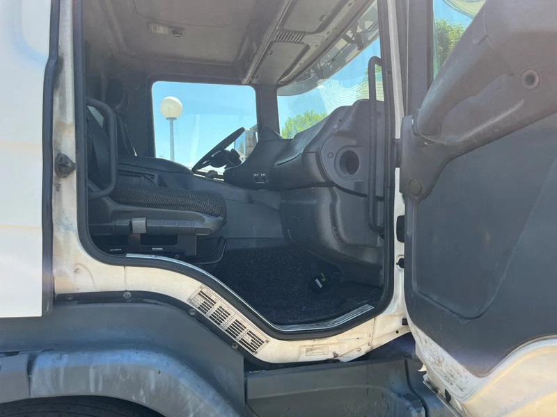 Scania P94-300 94 MANUAL GEARBOX AIRCO RETARDER 10-2004 - Tractor unit: picture 5 Scania P94-300 94 MANUAL GEARBOX AIRCO RETARDER 10-2004 - Tractor unit: picture 5