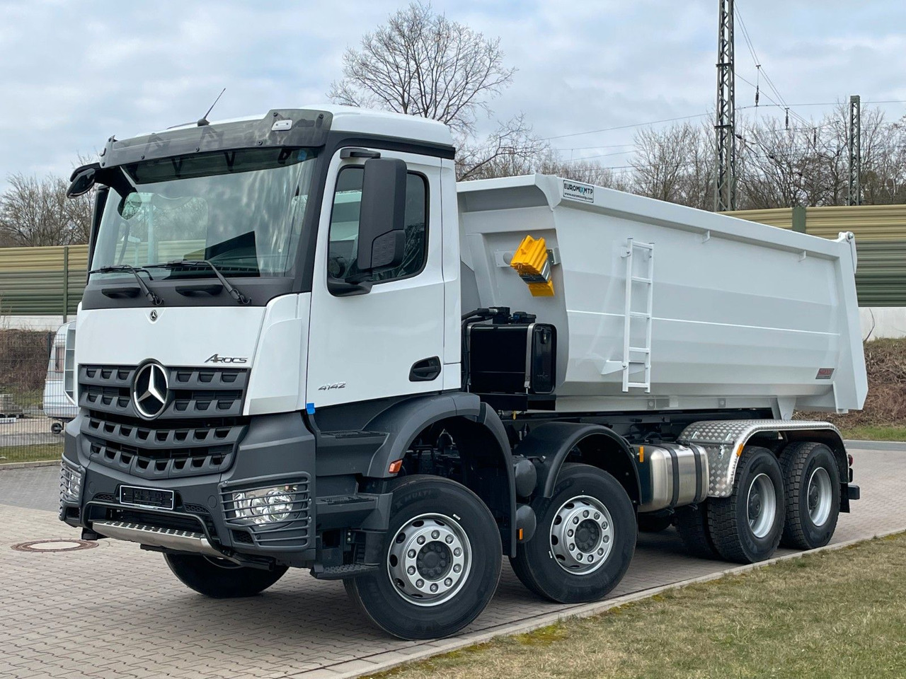 Mercedes-Benz 4142 8X4 Mulden- Kipper - EuromixMTP - Skip loader truck: picture 1 Mercedes-Benz 4142 8X4 Mulden- Kipper - EuromixMTP - Skip loader truck: picture 1