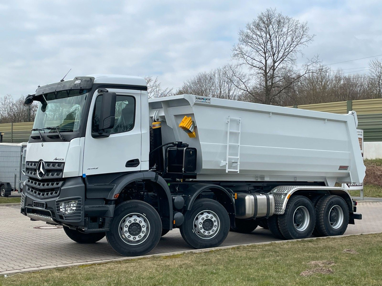 Mercedes-Benz 4142 8X4 Mulden- Kipper - EuromixMTP - Skip loader truck: picture 2 Mercedes-Benz 4142 8X4 Mulden- Kipper - EuromixMTP - Skip loader truck: picture 2